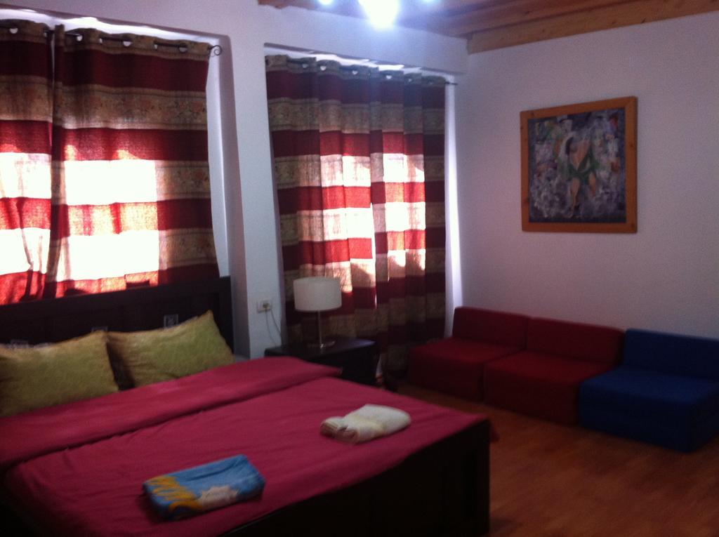 Blueberry Rooms Qaşrīn Extérieur photo